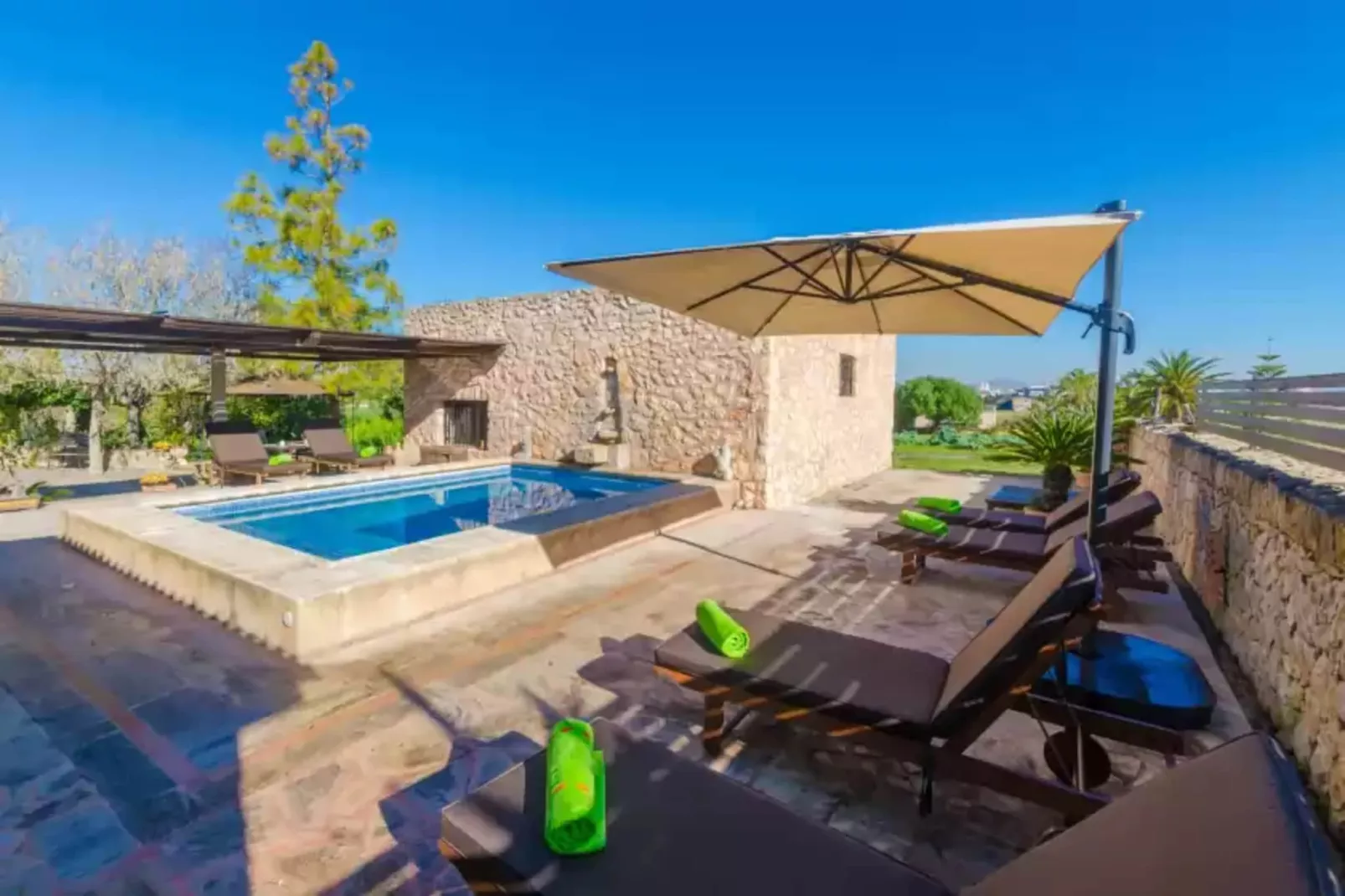 Na Molla-Pool