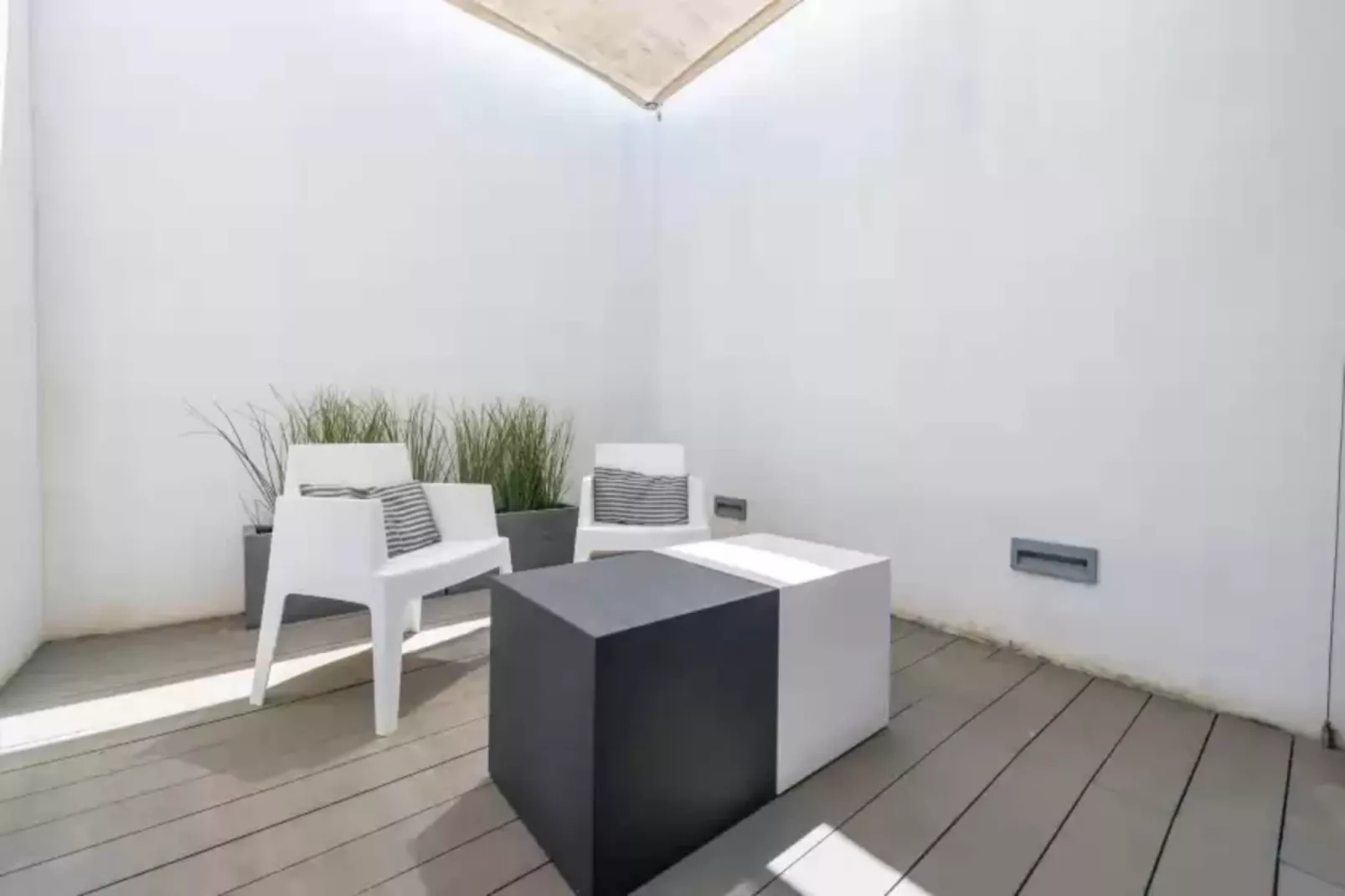 Short De Can Rius-Terrace balcony