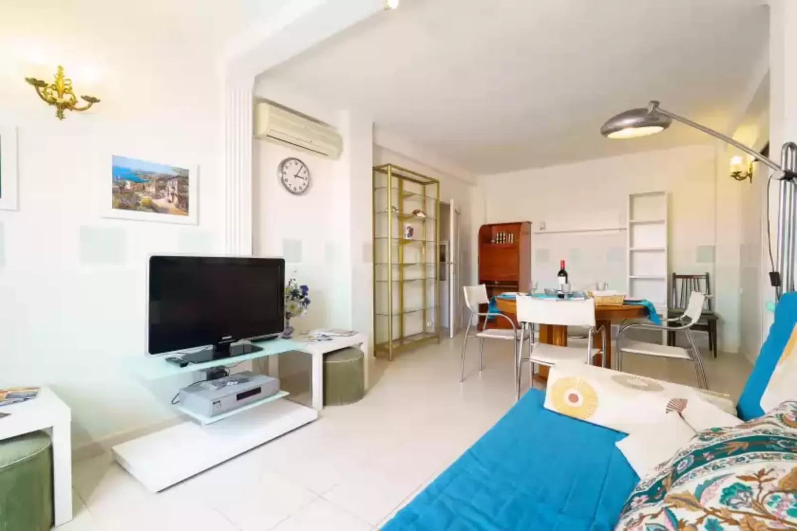 Zeus-Living room