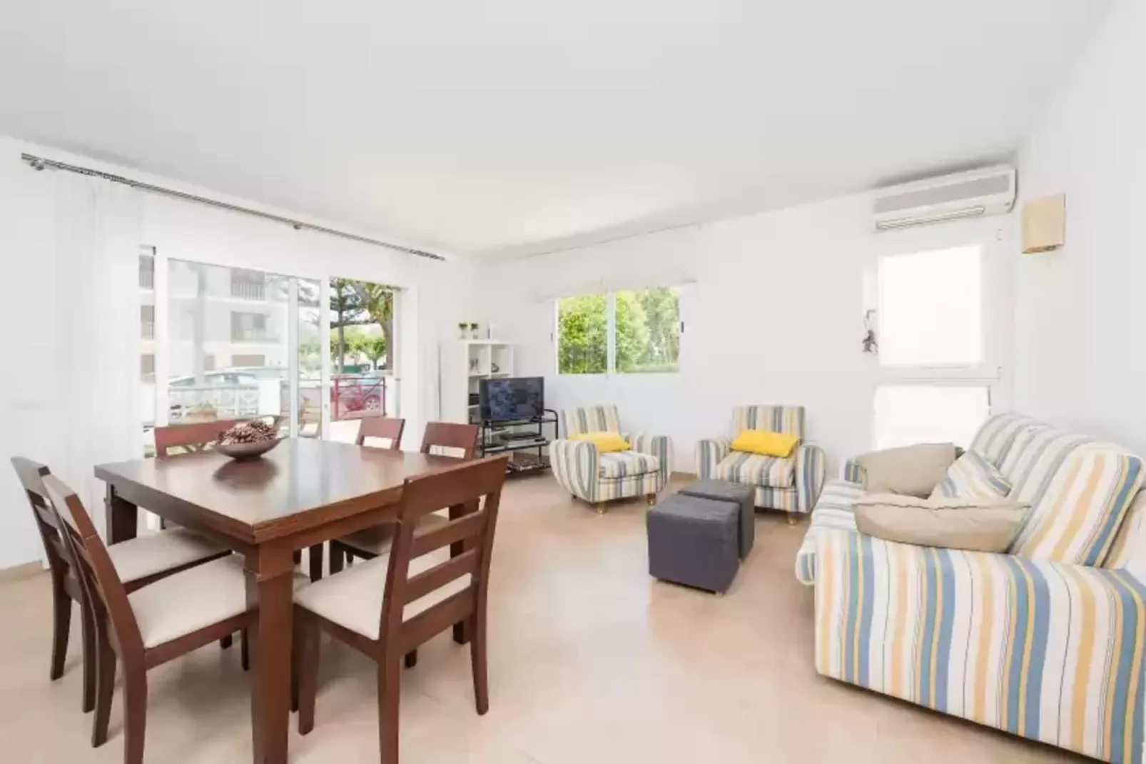 Can Garreta-Dining room