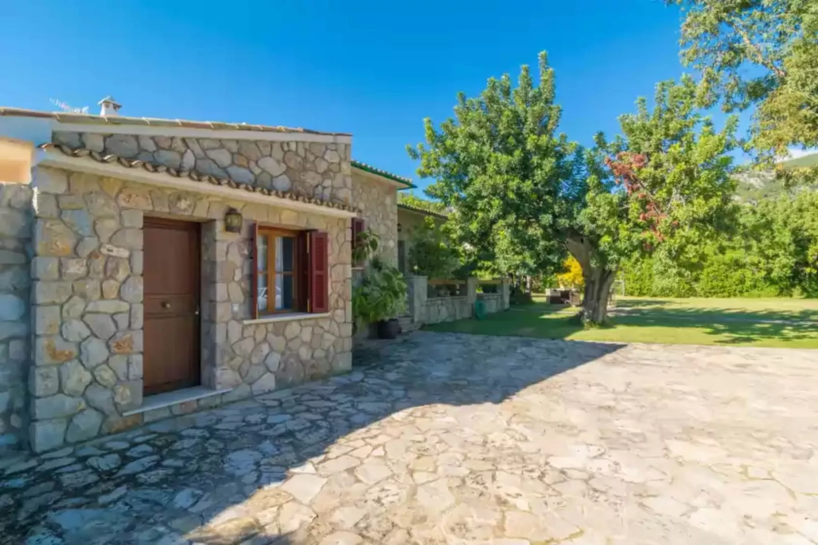 Can Calistro-Exterior summer