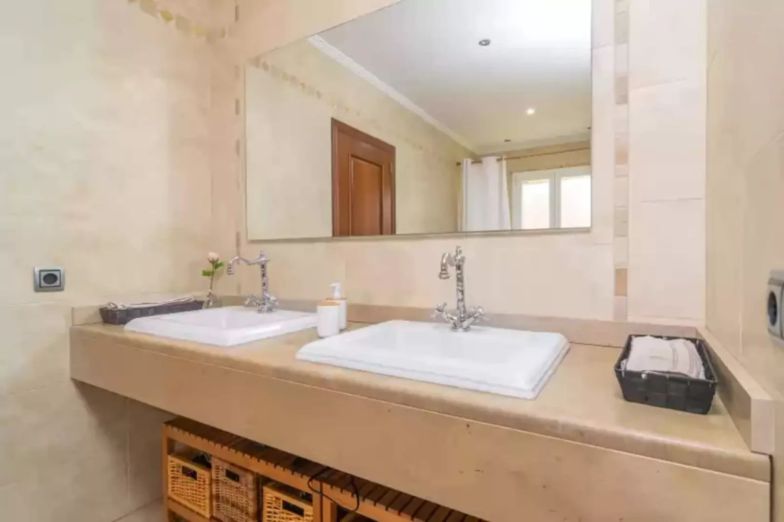Joan Deia Escultor-Bathroom