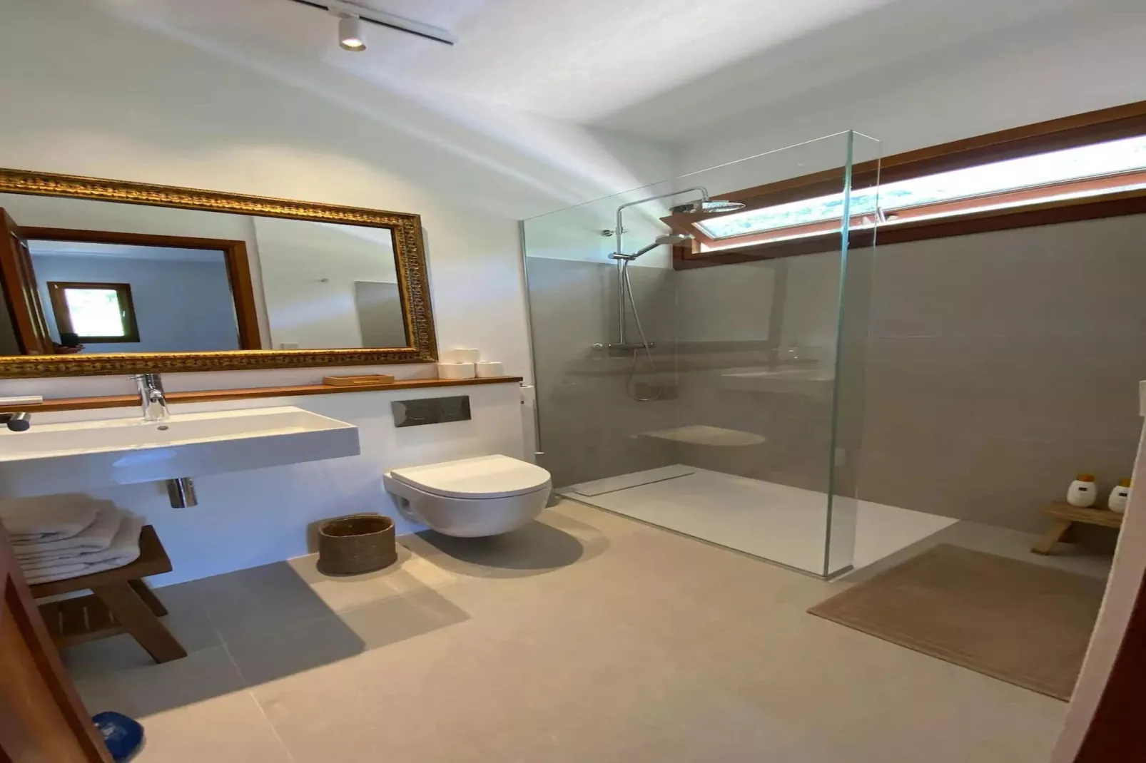 Can Perez-Bathroom