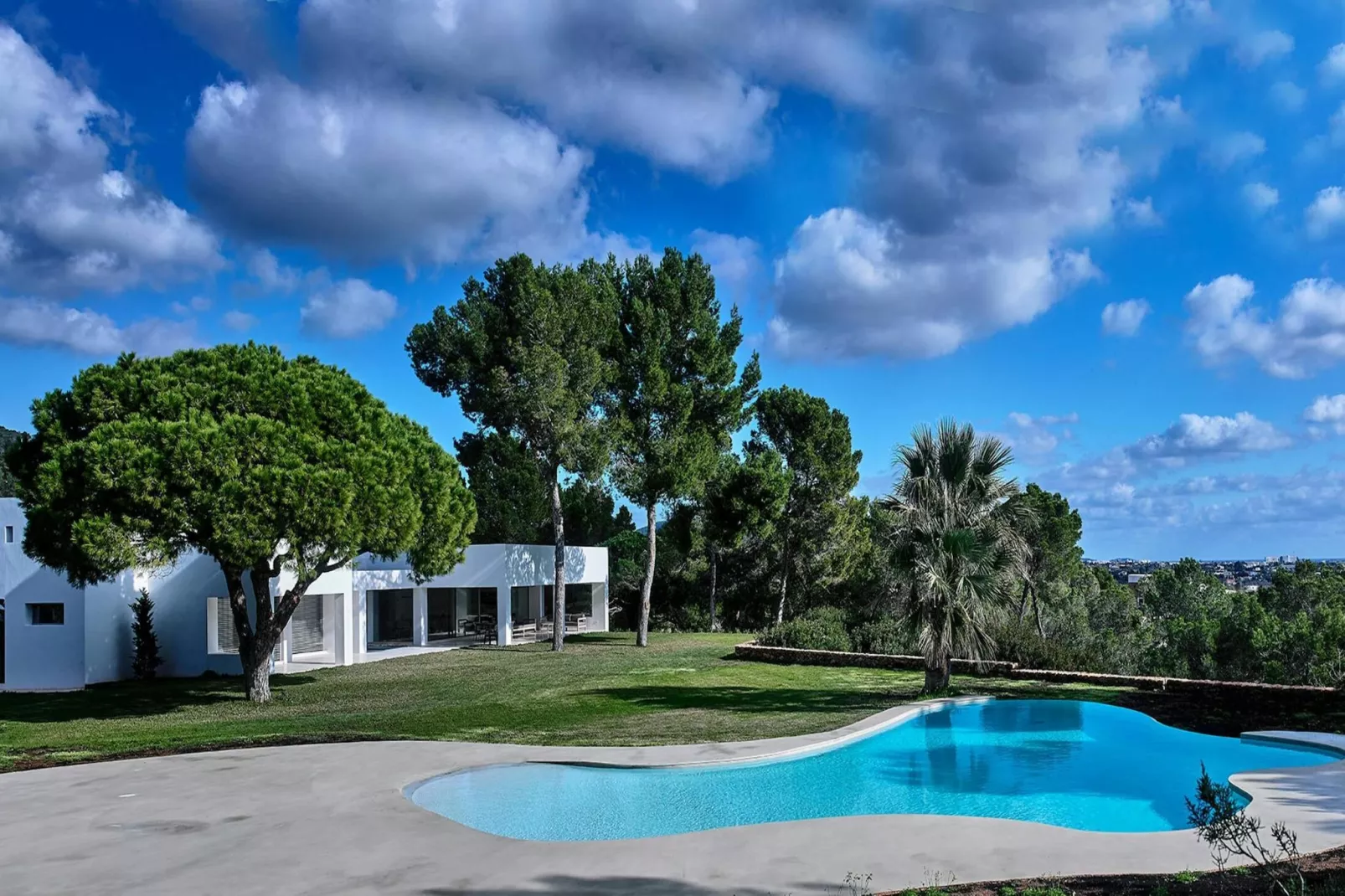Can Taurino-Pool