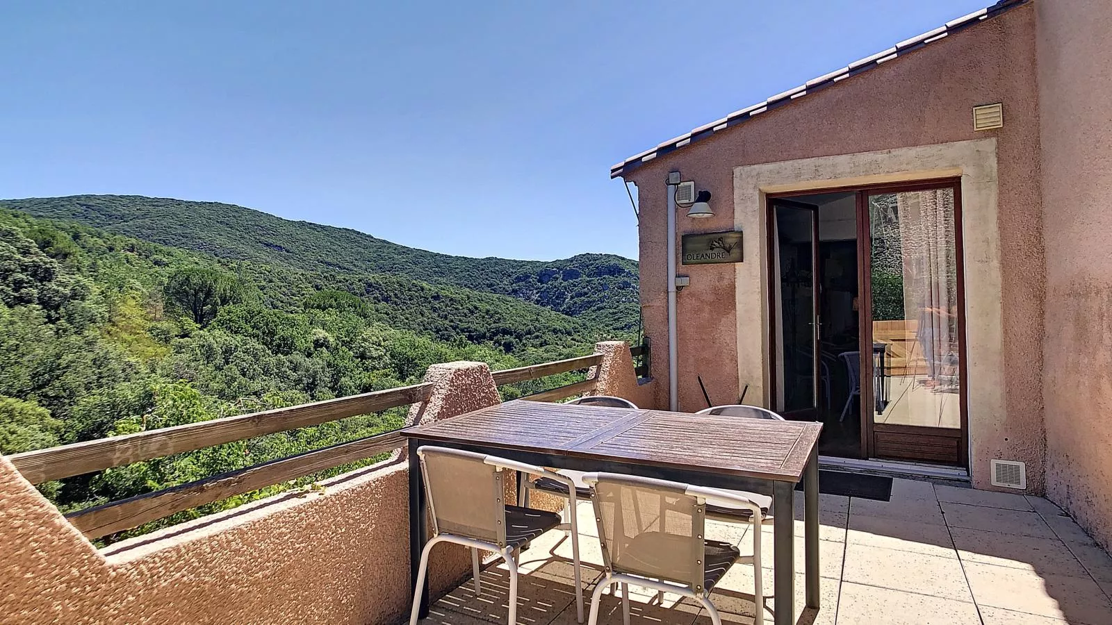 Oleandre-Exterior summer