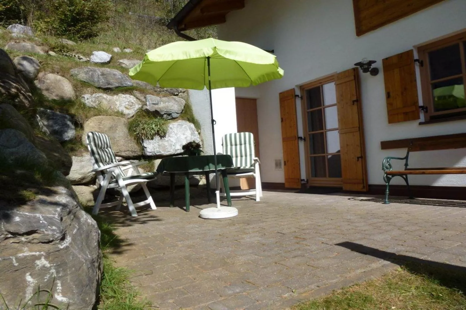 Chalets im Wald-Außenbereich Sommer