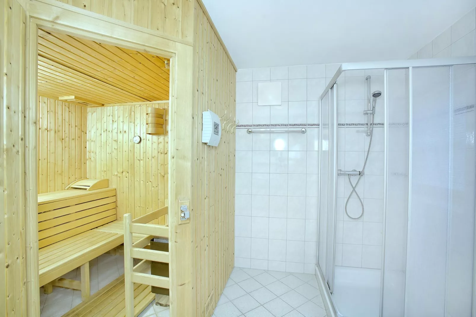 Heidi's Alm Hütte-Bathroom