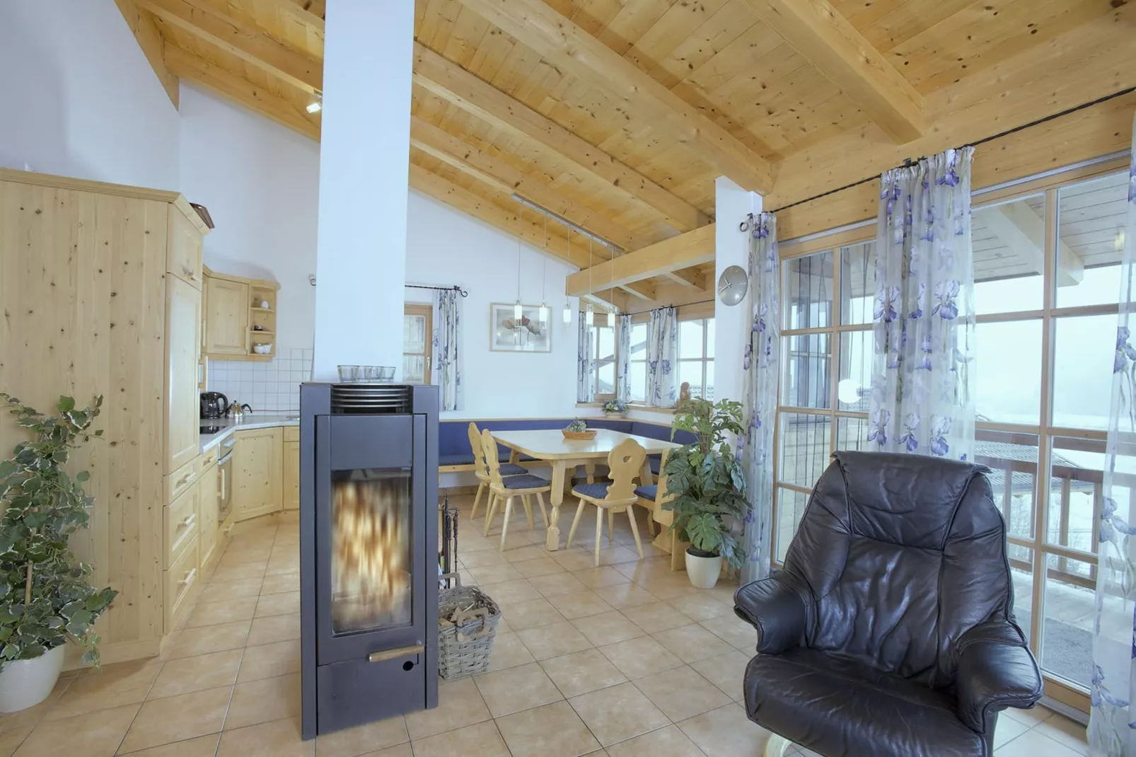 Heidi's Alm Hütte-Recreation room