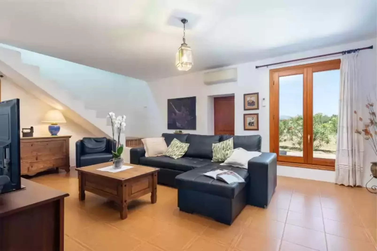 Can Sua-Living room