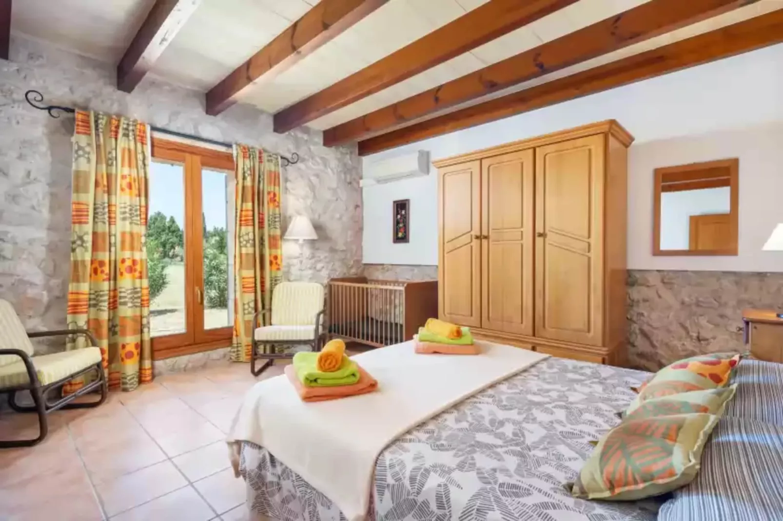Can Sua-Bedroom