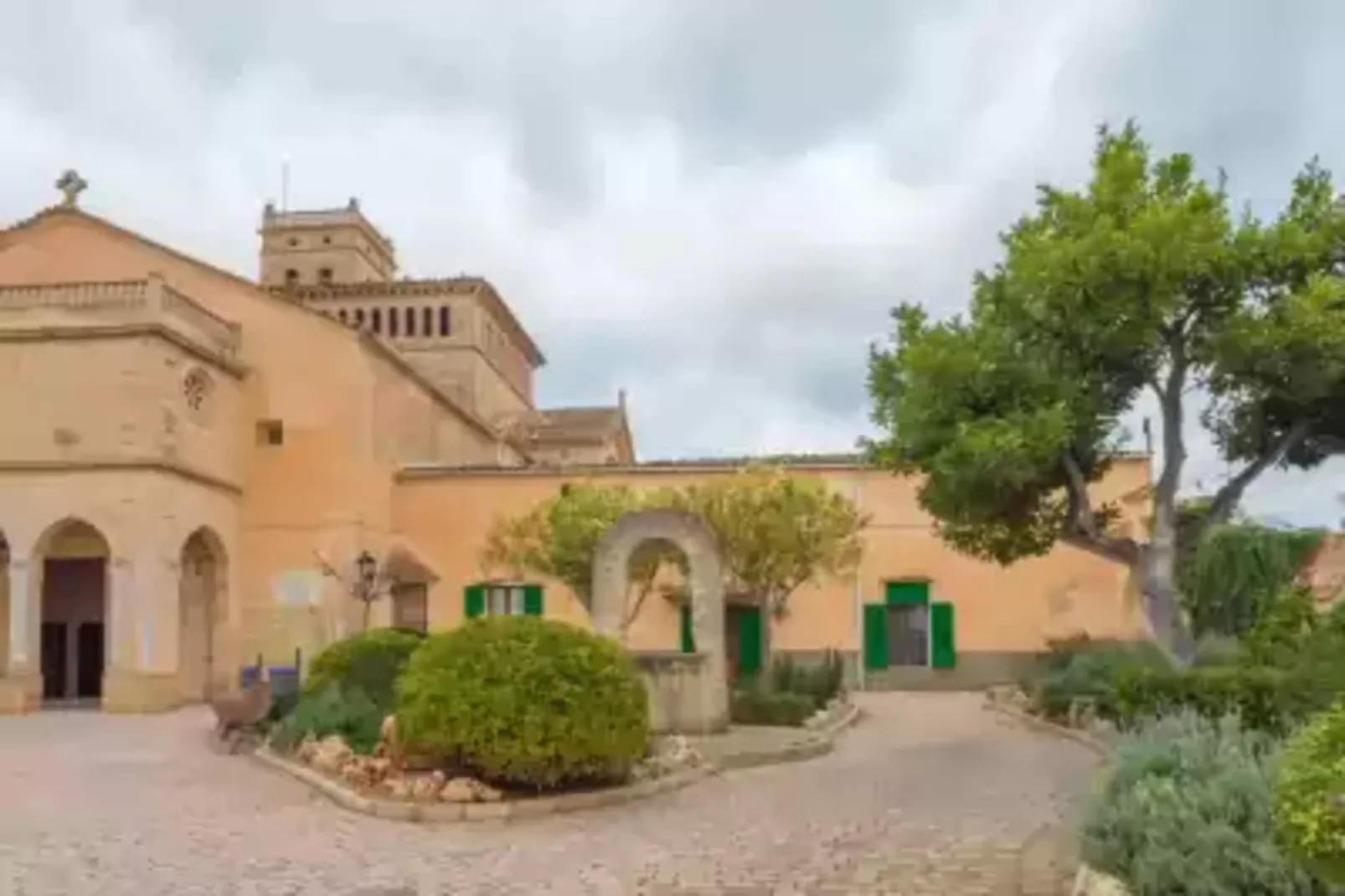 Garriga D'alcudiola-Exterior summer