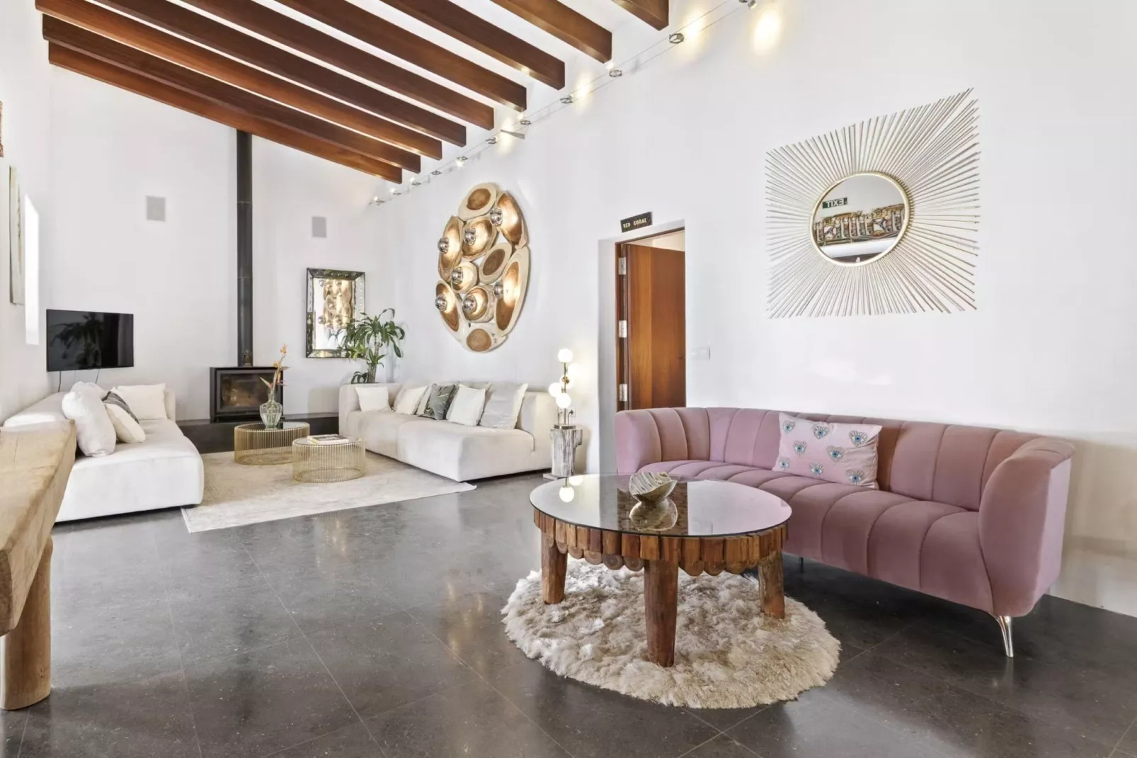Cel Blau-Living room
