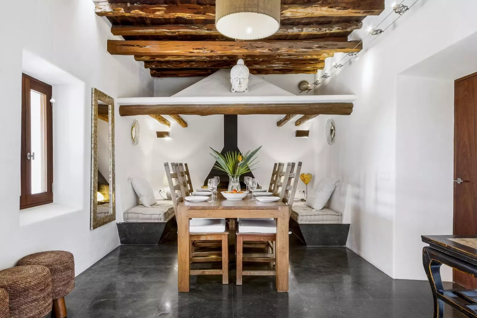 Cel Blau-Dining room