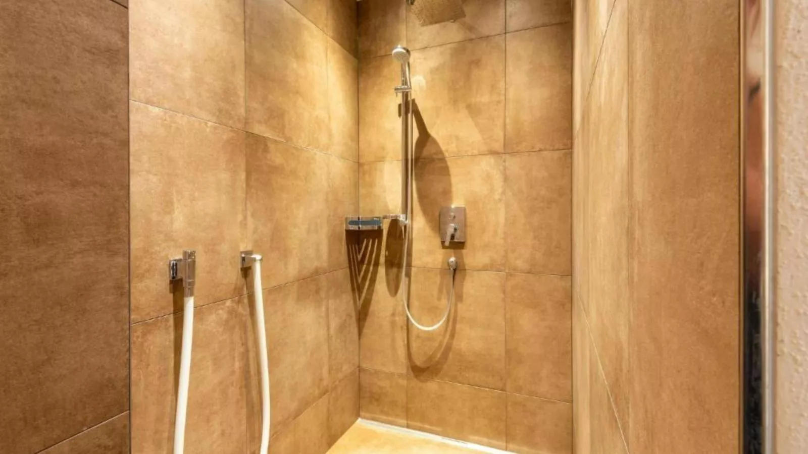 Helfenstein Lodge-Bathroom