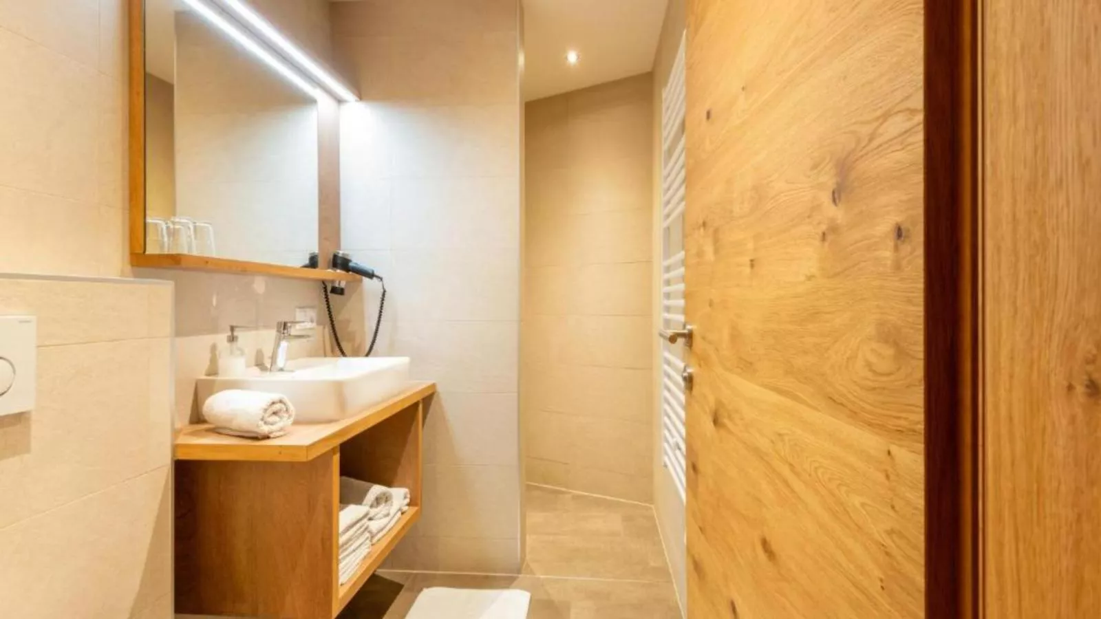Helfenstein Lodge-Bathroom