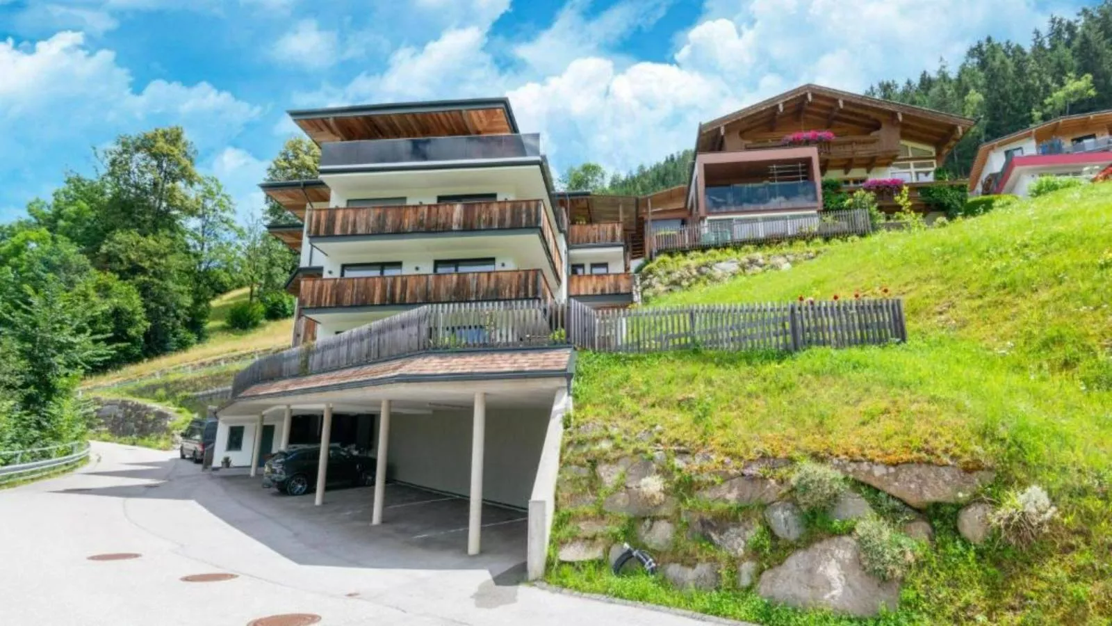 Helfenstein Lodge-Exterior summer