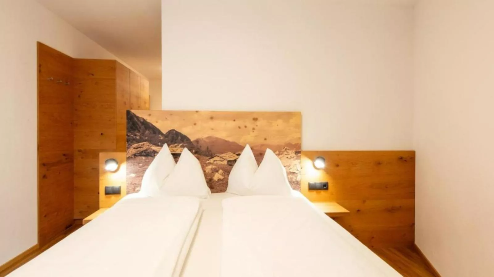 Helfenstein Lodge-Bedroom