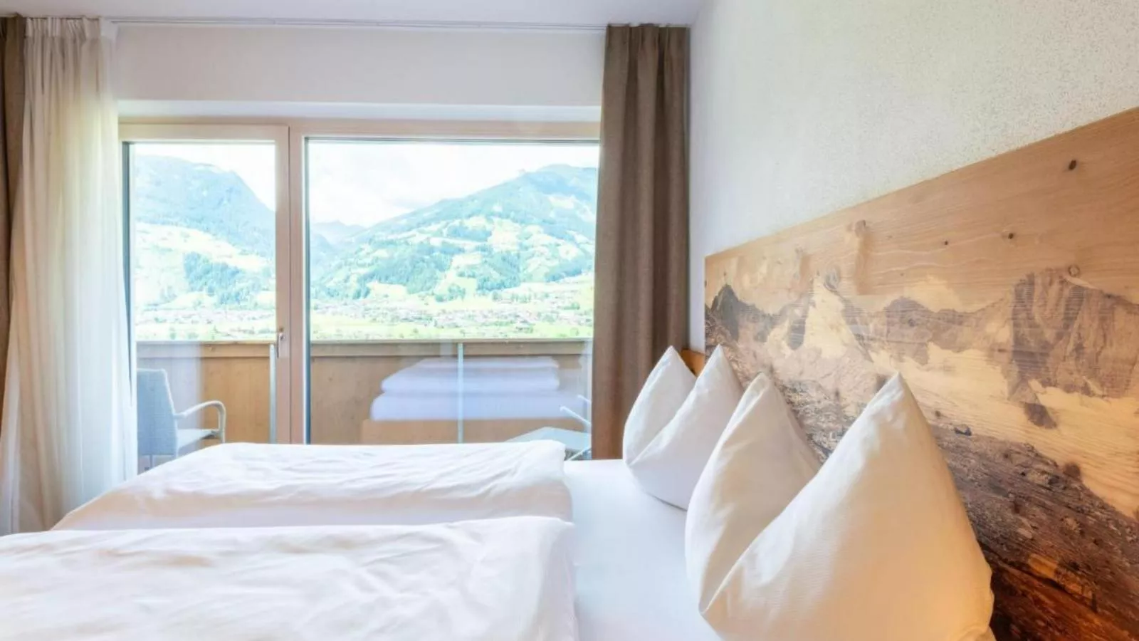 Helfenstein Lodge-Bedroom