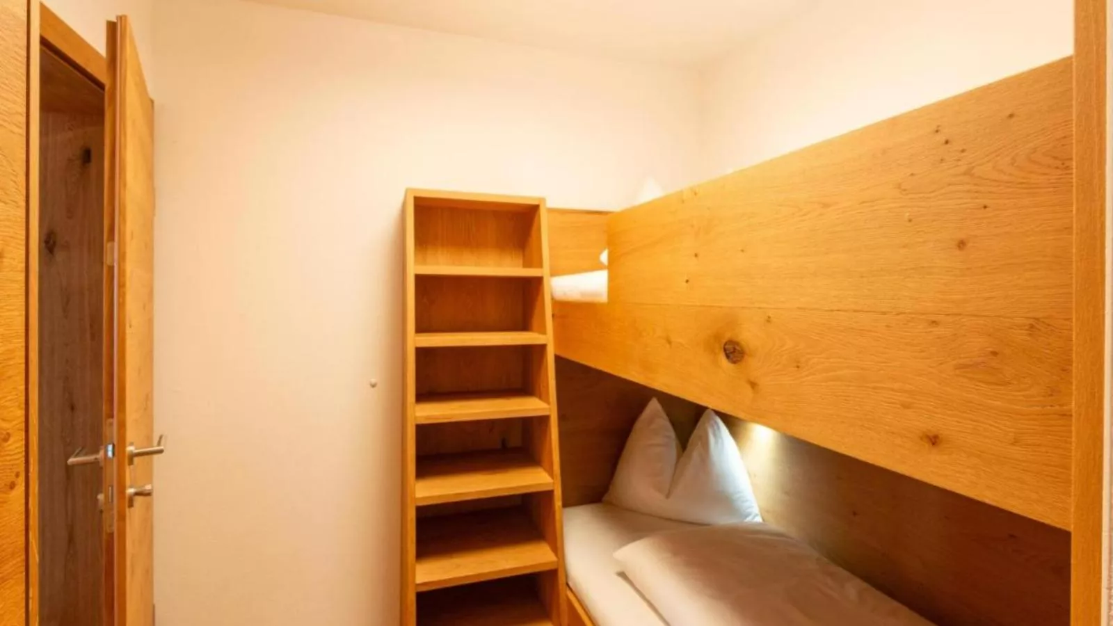 Helfenstein Lodge-Bedroom