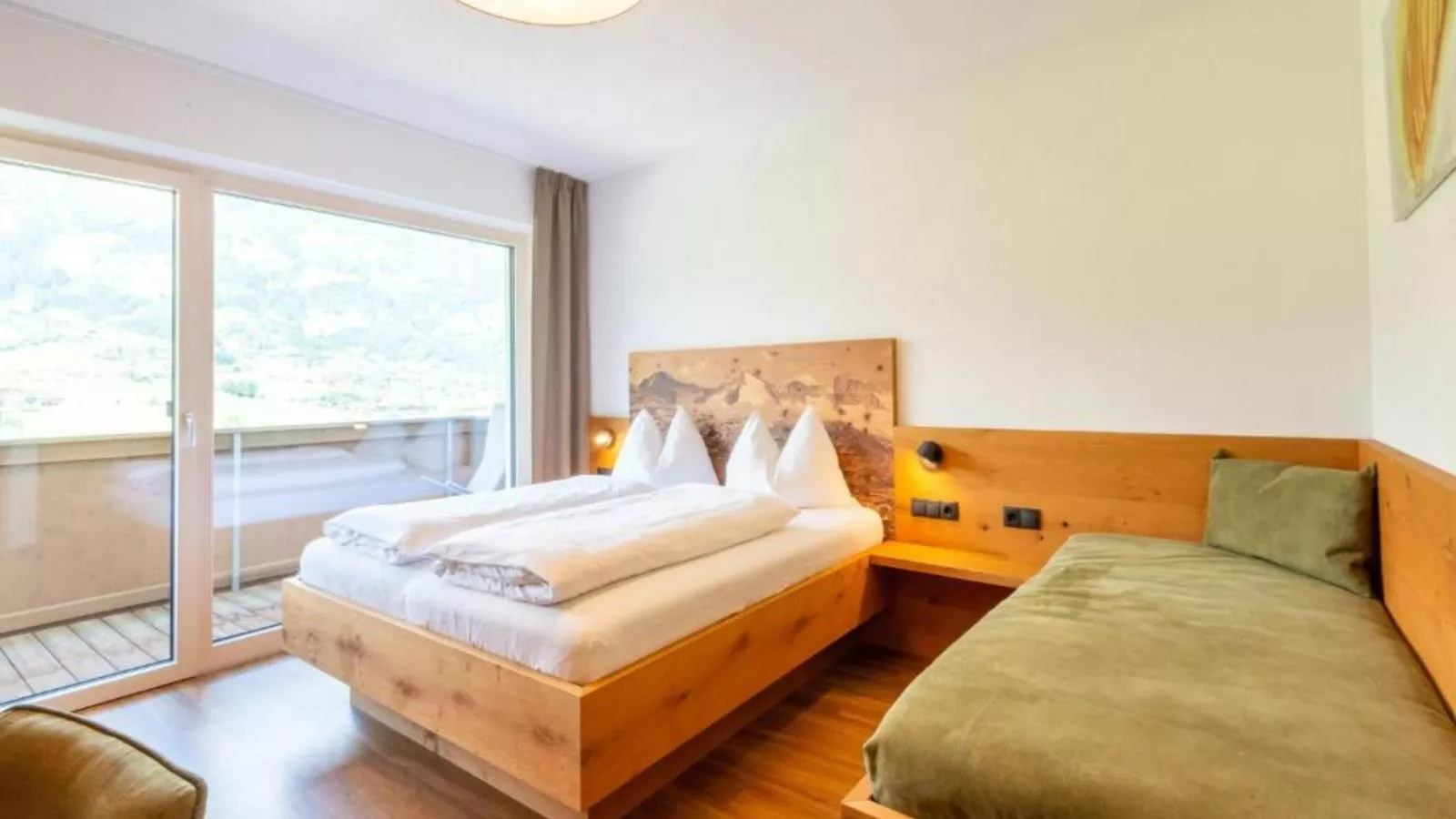 Helfenstein Lodge-Bedroom