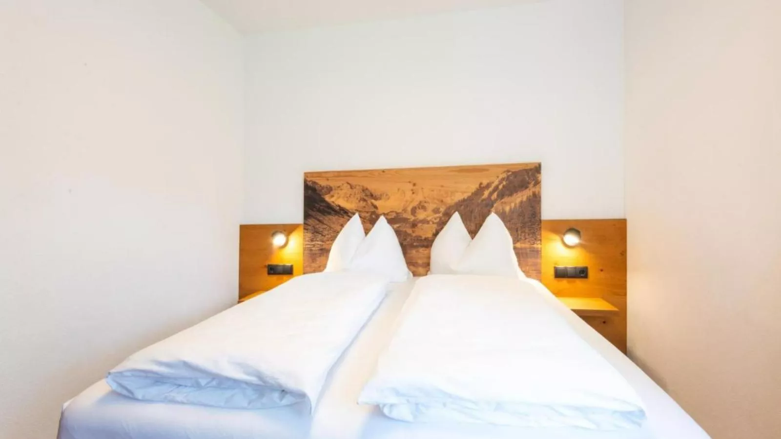 Helfenstein Lodge-Bedroom