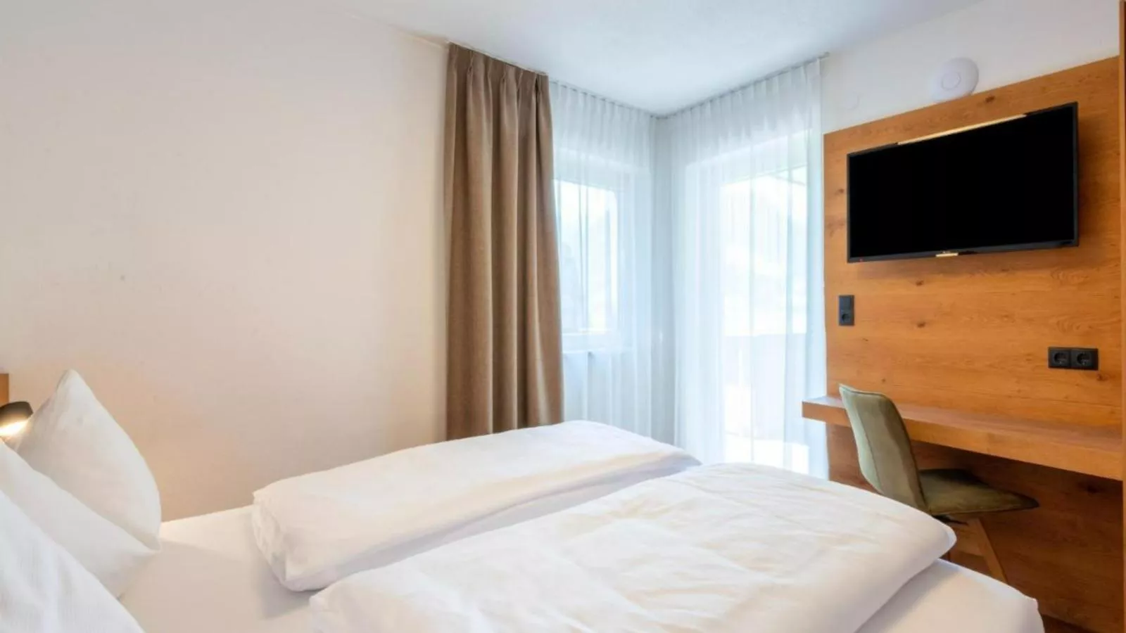 Helfenstein Lodge-Bedroom