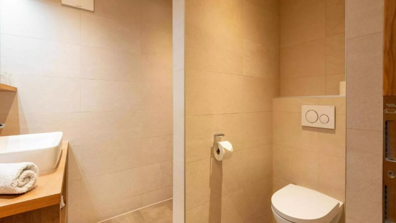 Helfenstein Lodge-Bathroom
