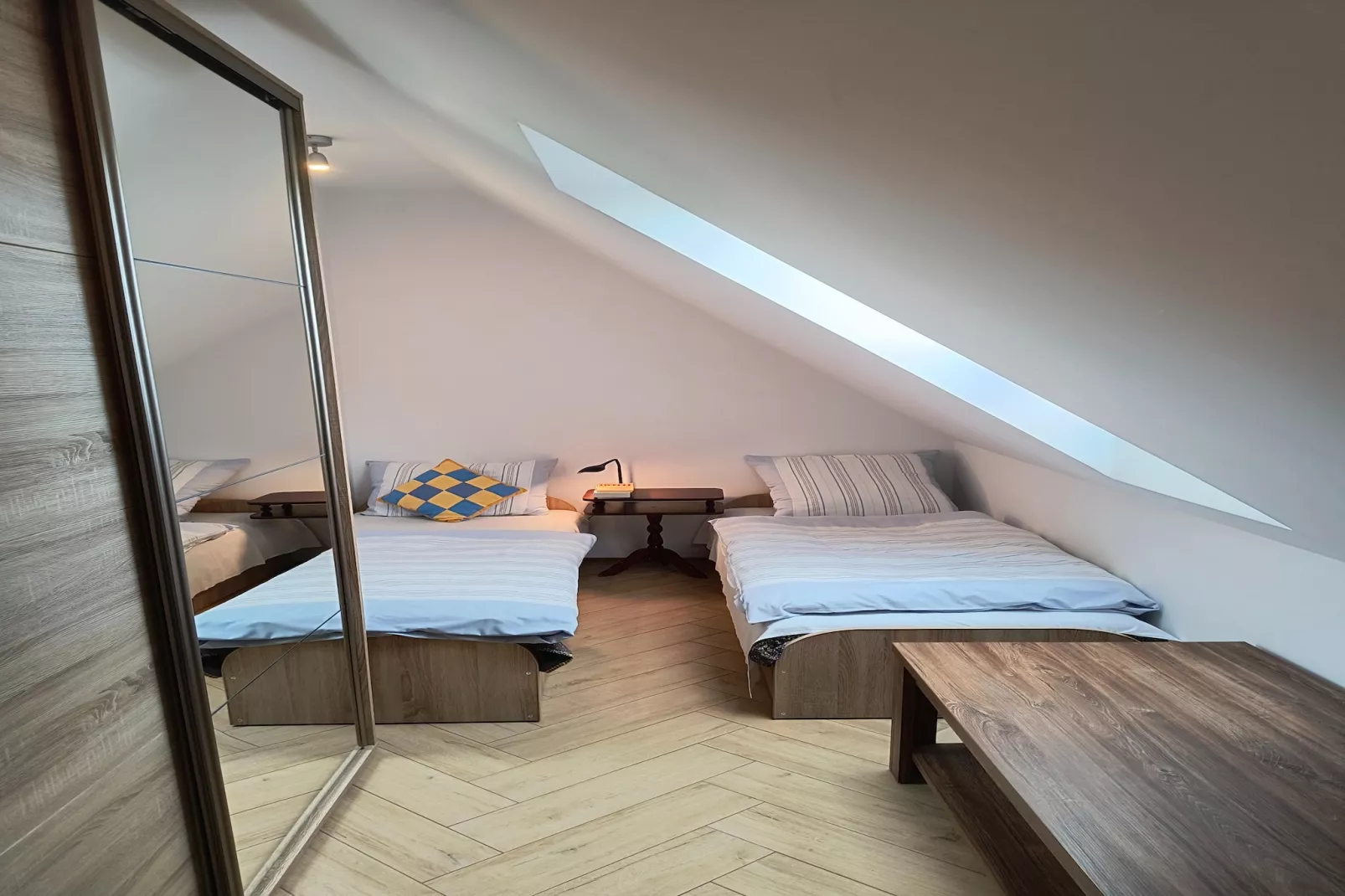 Apartament na piętrze z dwoma pojedynczymi łóżkami-Bedroom