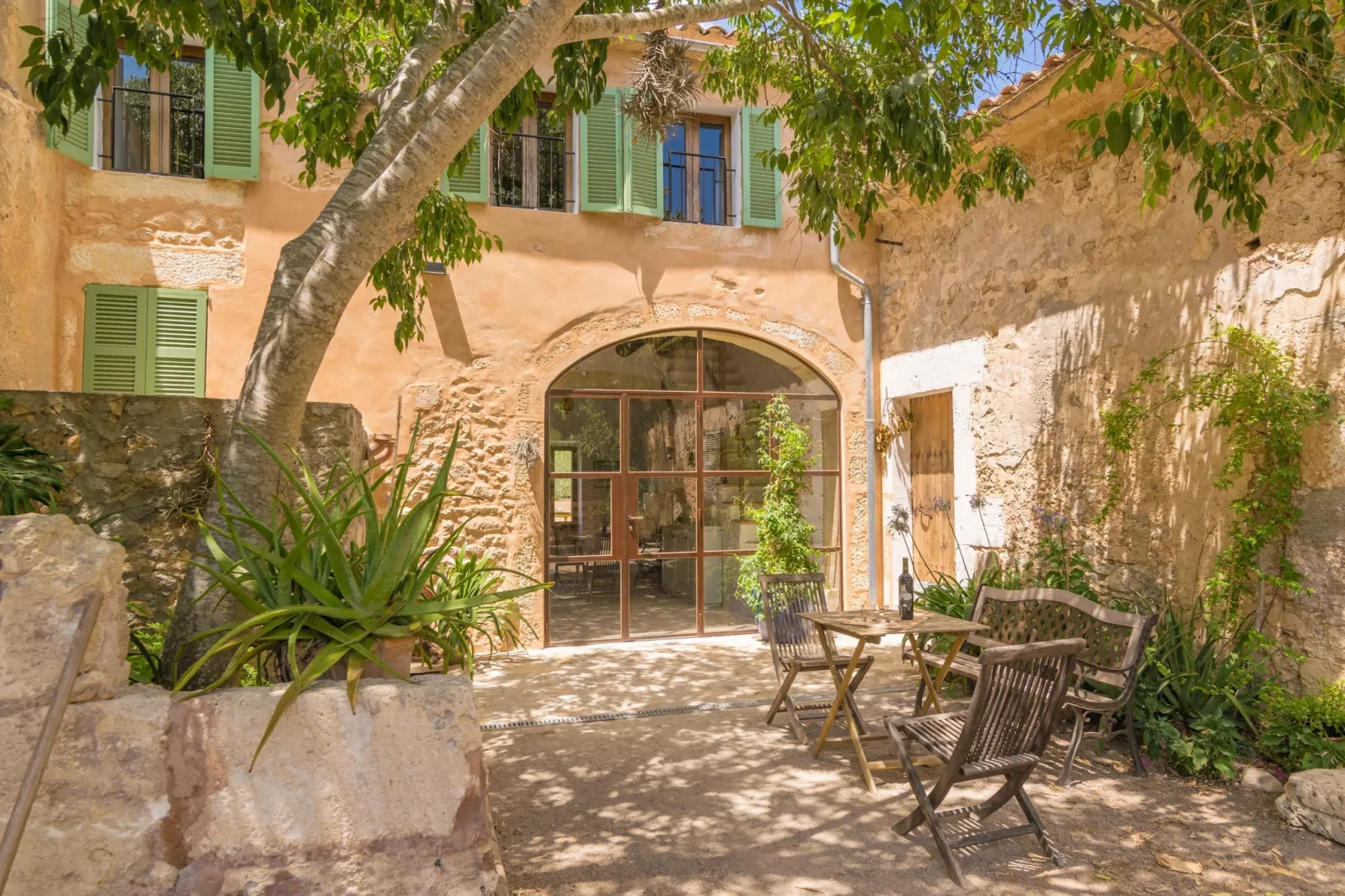 Son Banus-Exterior summer