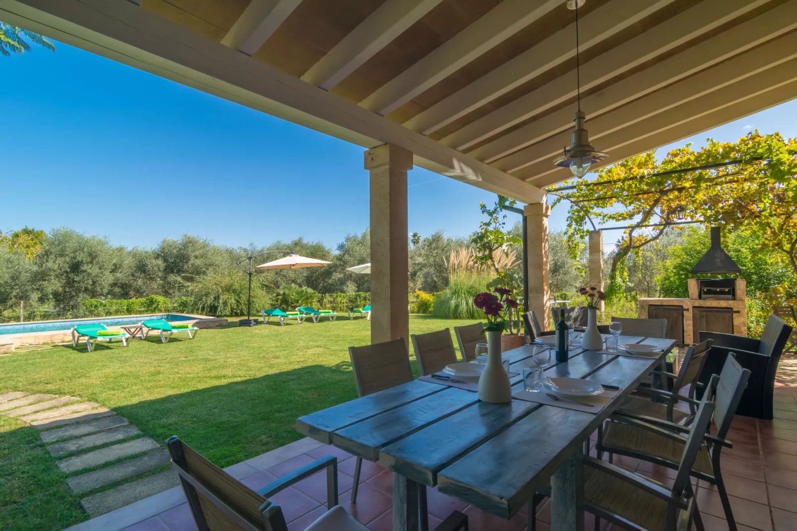 Mercader-Exterior summer