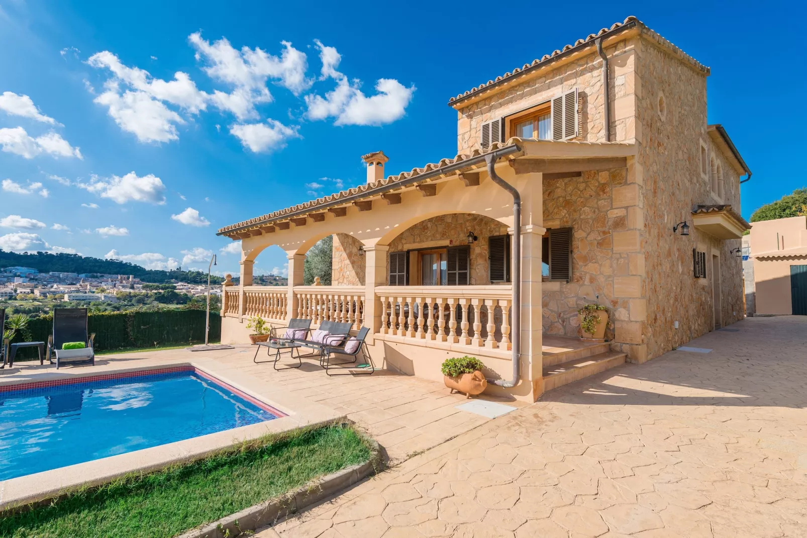 Solluna-Exterior summer