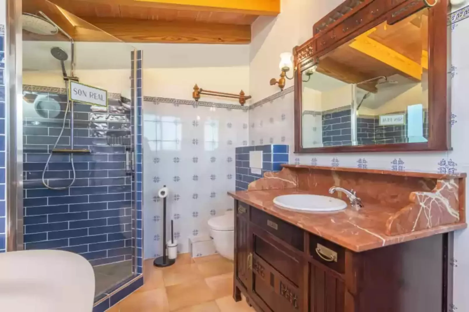 Son Real-Bathroom