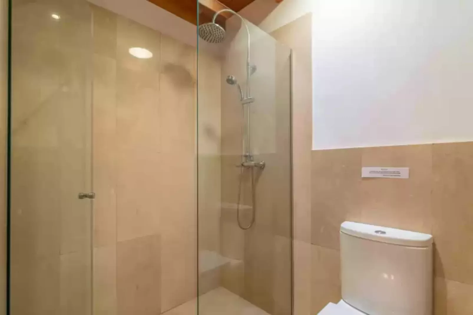 L'esplai-Bathroom