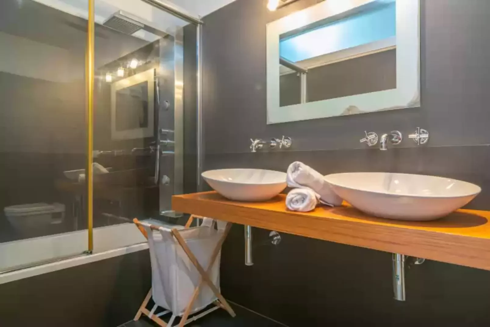Luna-Bathroom