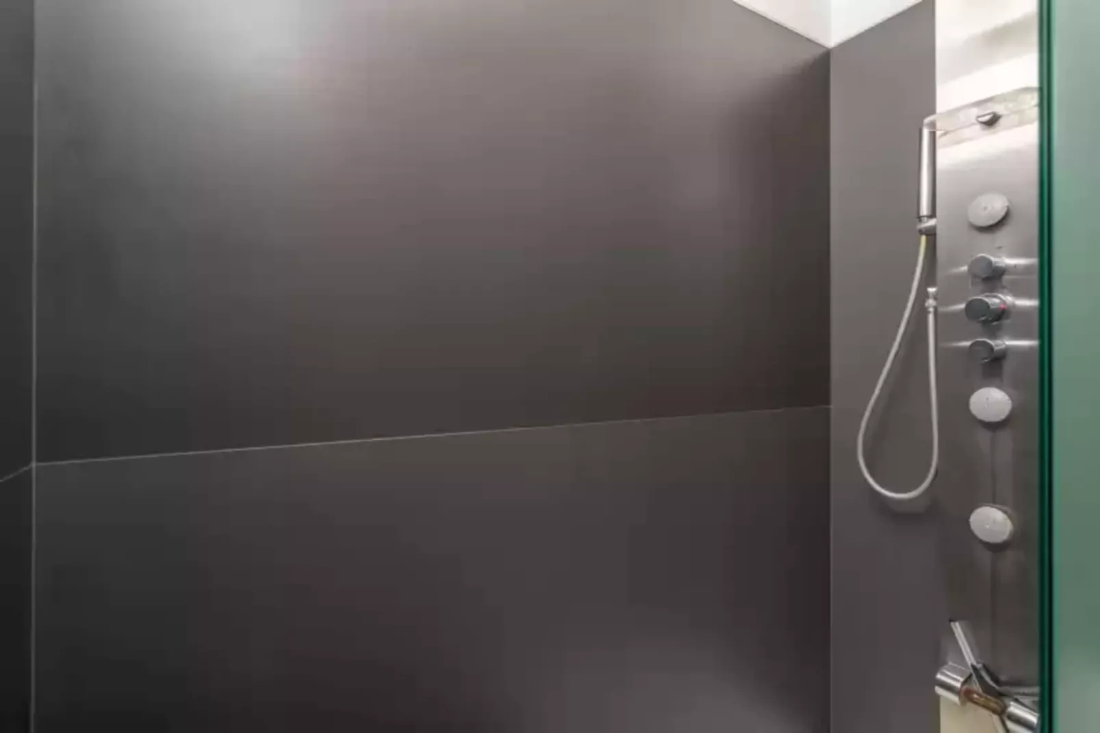 Luna-Bathroom