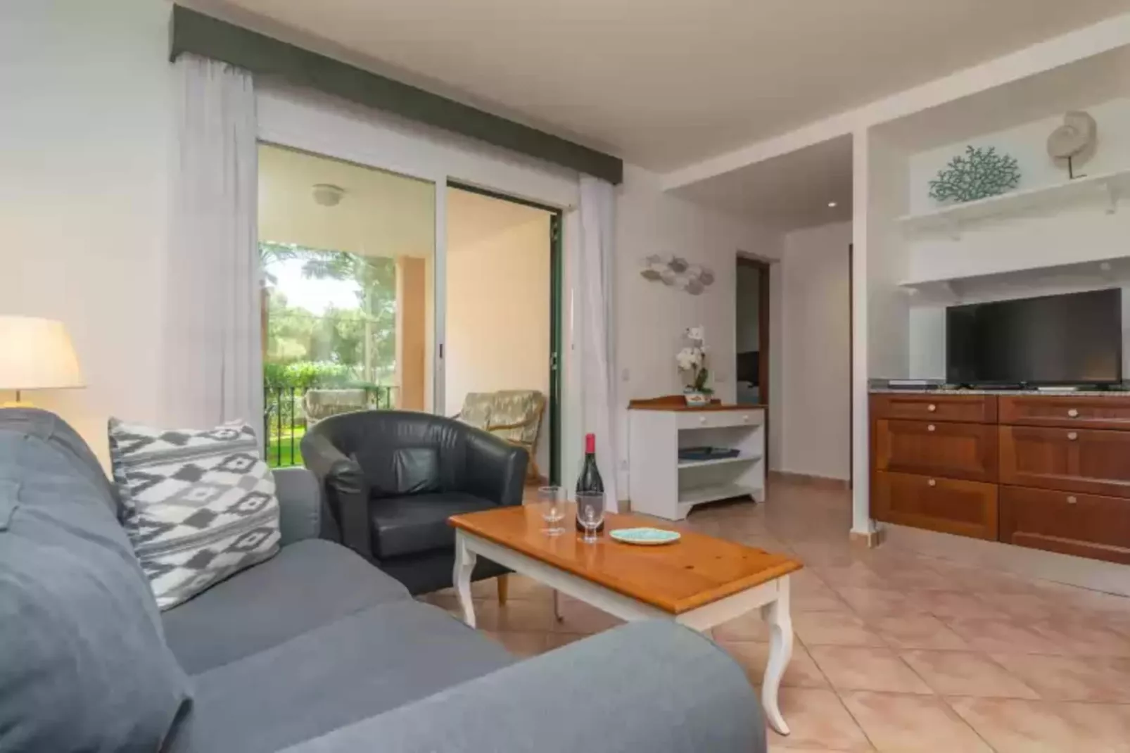 Barca Trencada-Living room