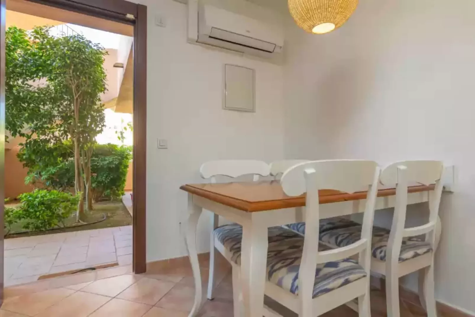 Barca Trencada-Dining room