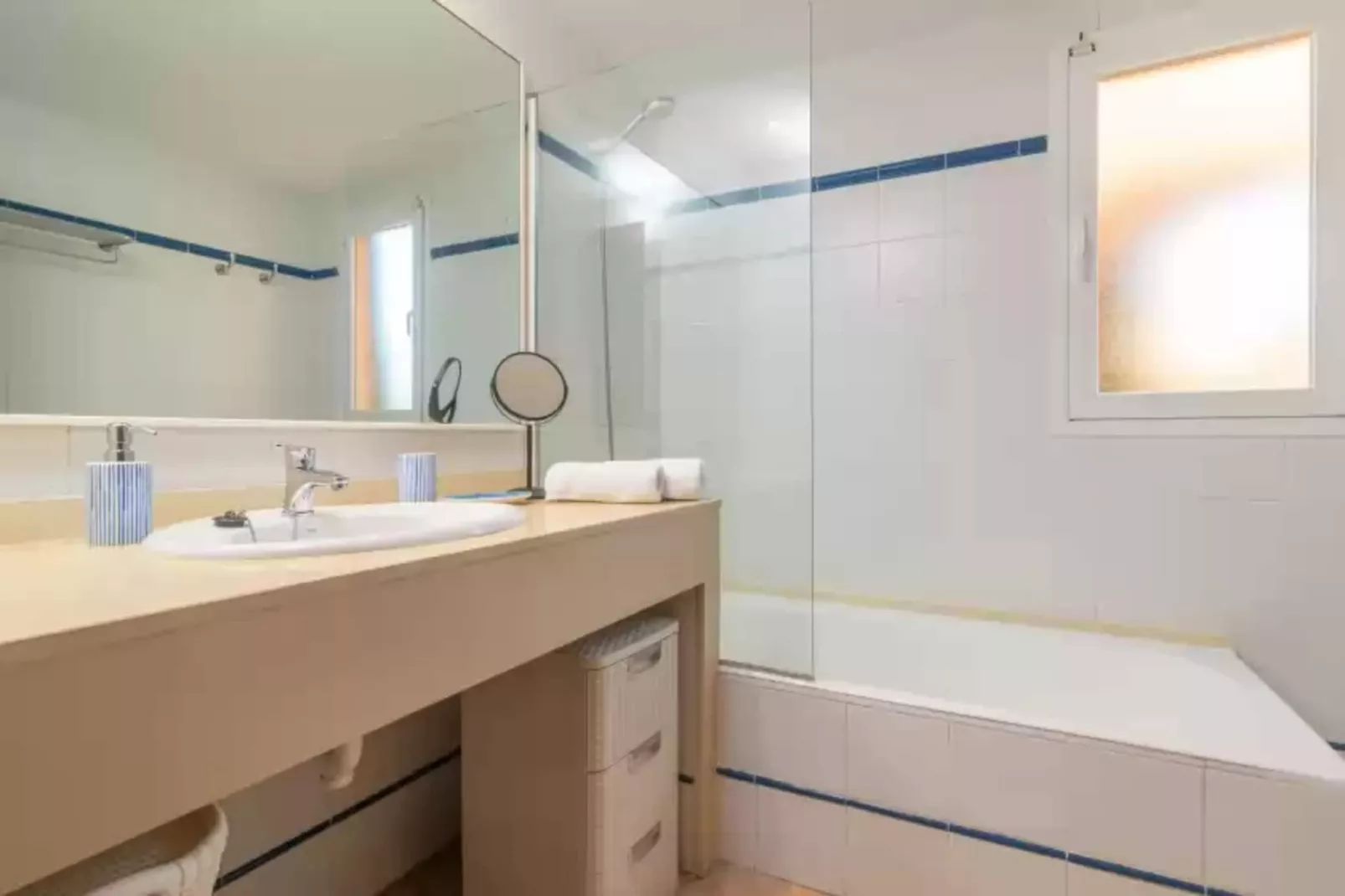Barca Trencada-Bathroom