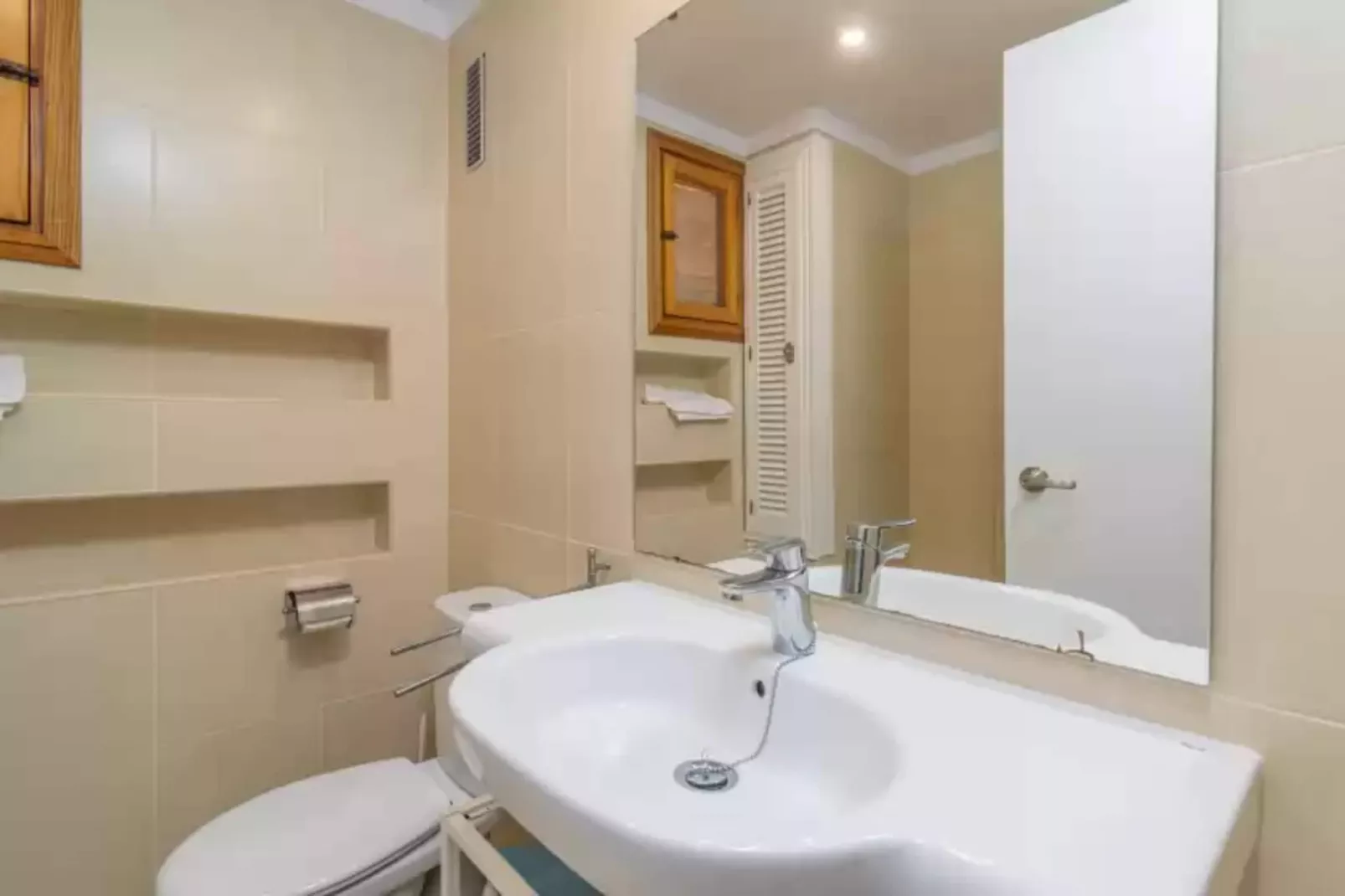 Ed. Bellveure 2º A-Bathroom