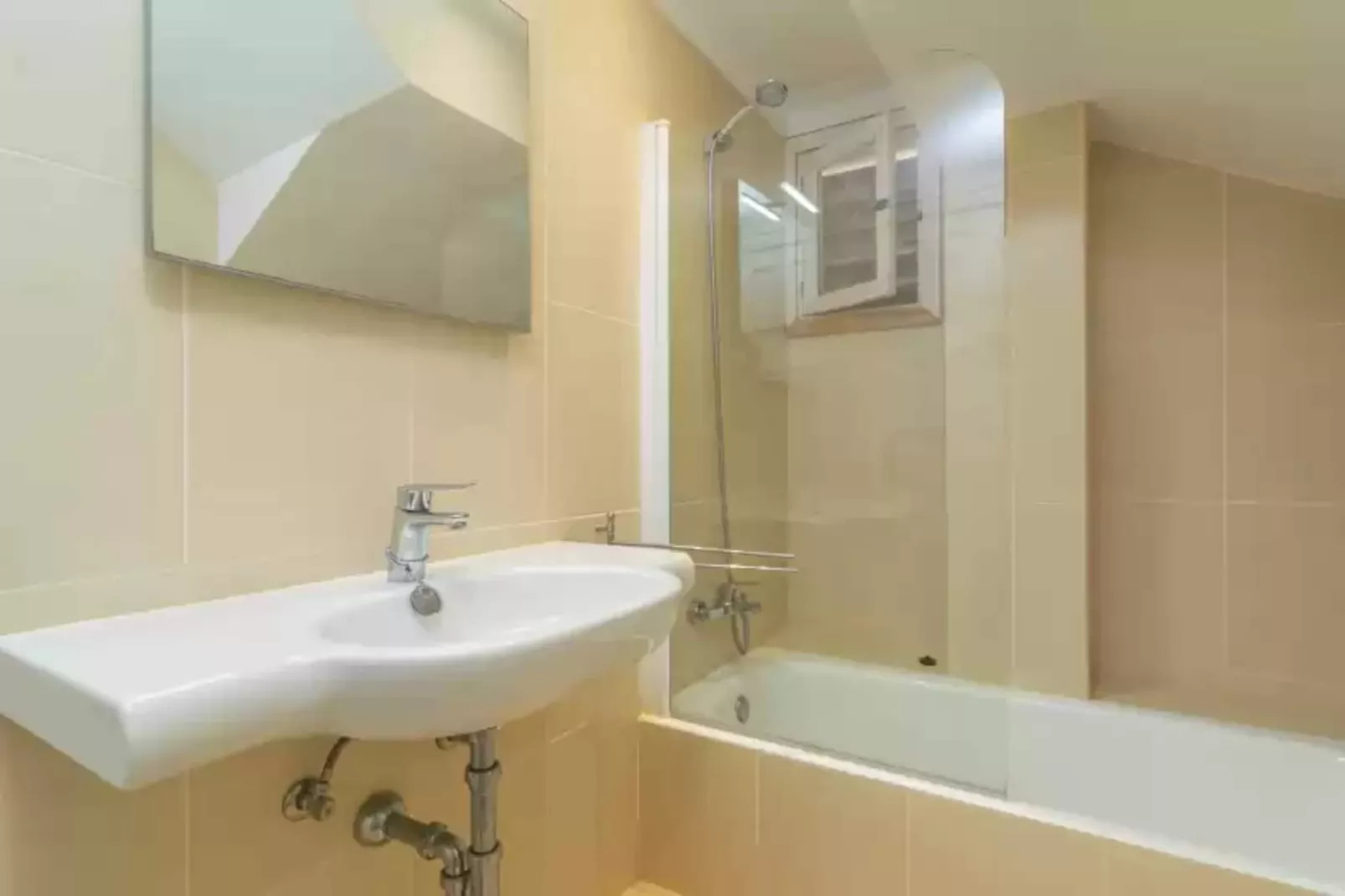 Ed. Bellveure 2º B (duplex)-Bathroom