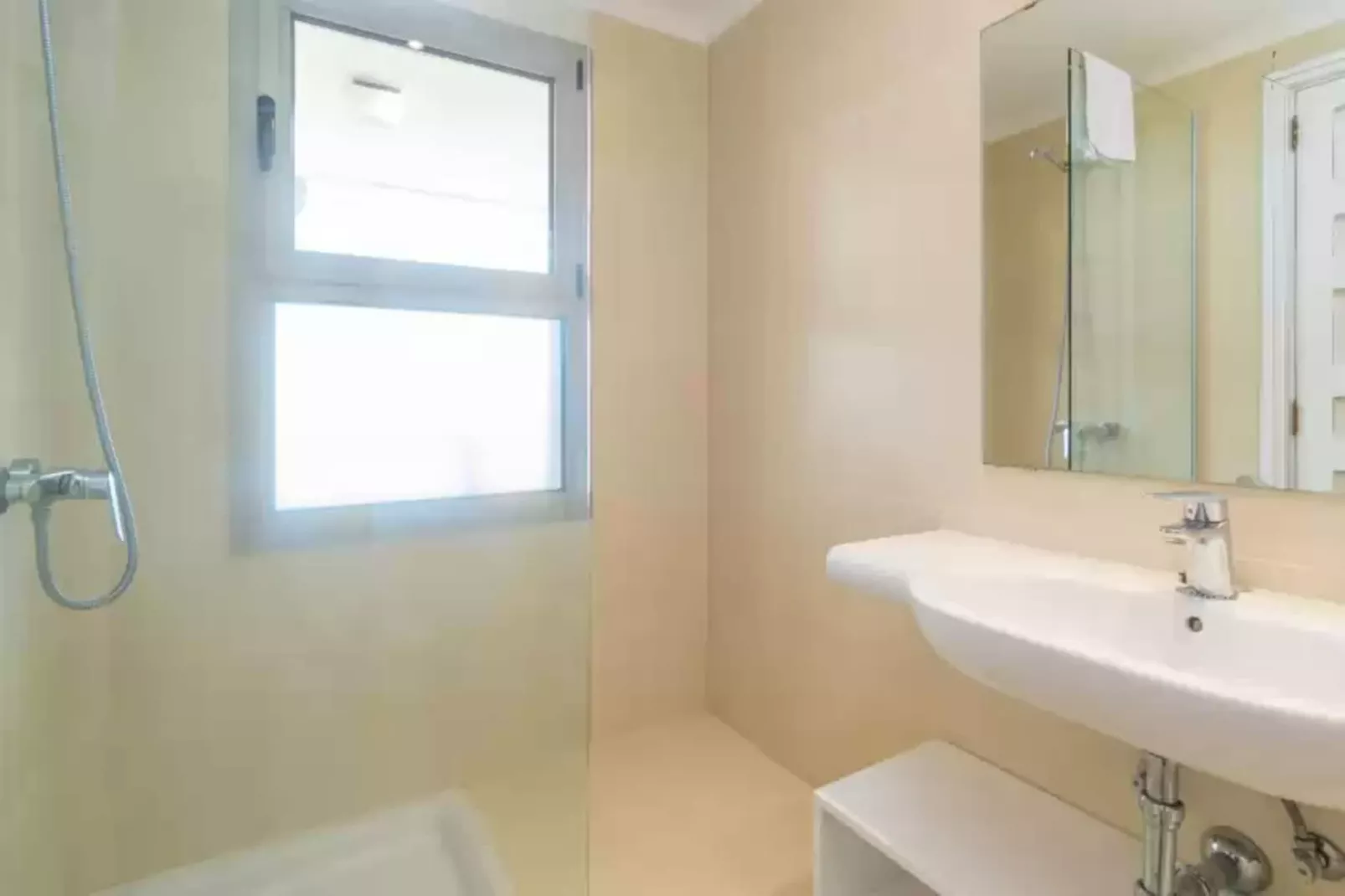 Ed. Bellveure 2º B (duplex)-Bathroom