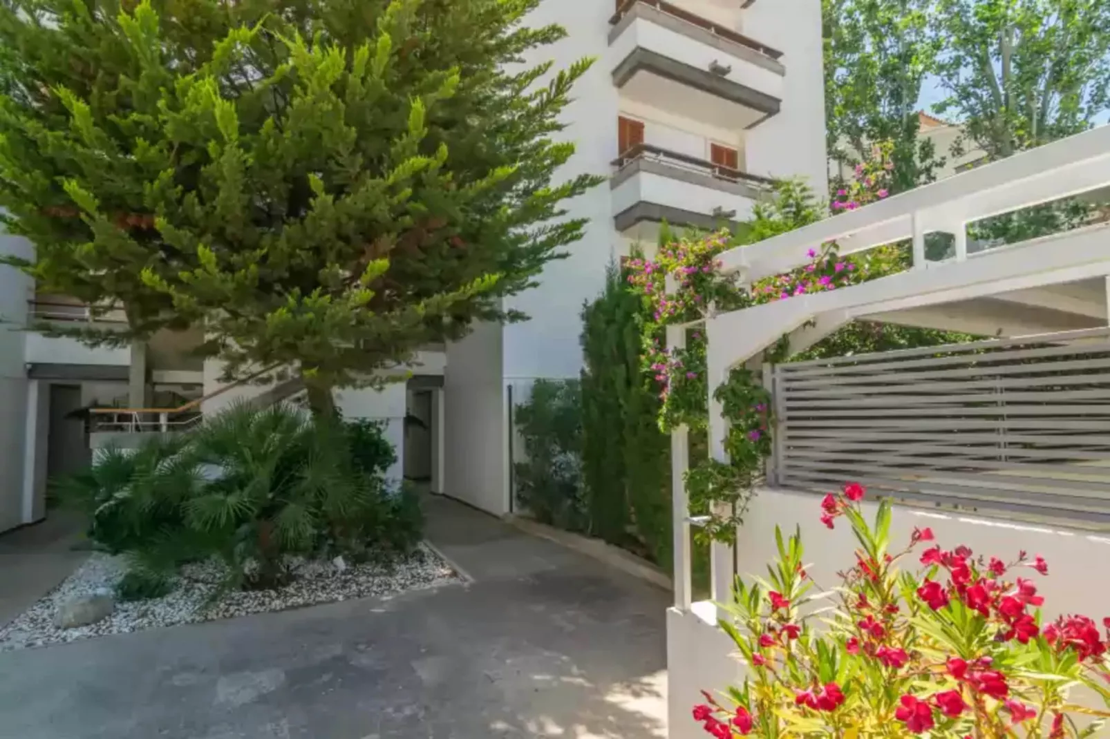 Ed. Bellveure 2º B (duplex)-Areas summer 1km