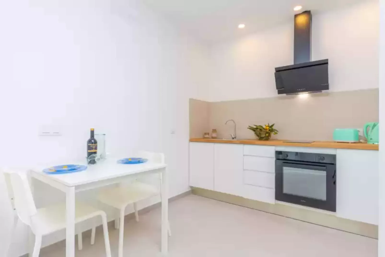 Hugo 1-Kitchen