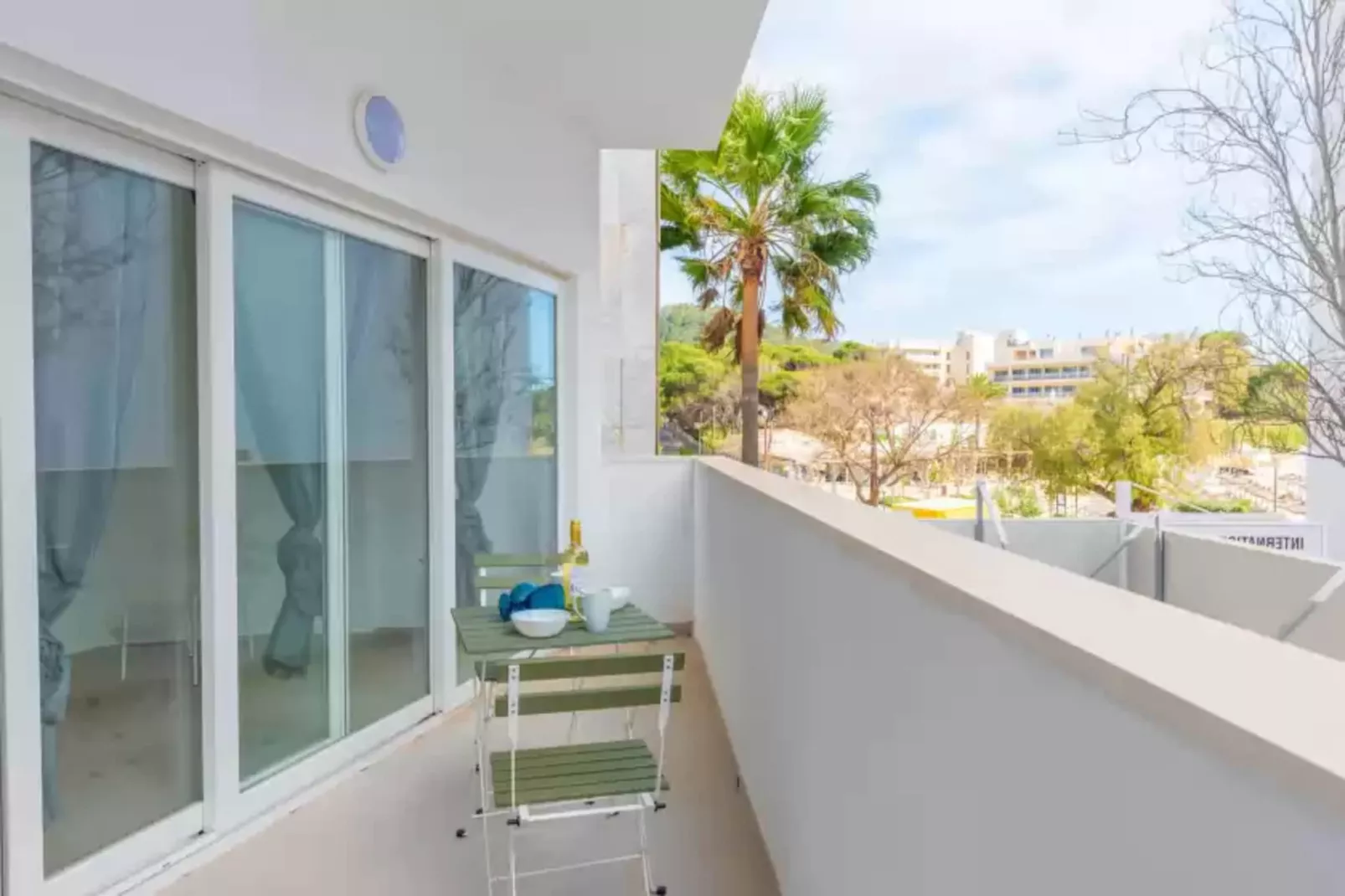Hugo 1-Terrace balcony