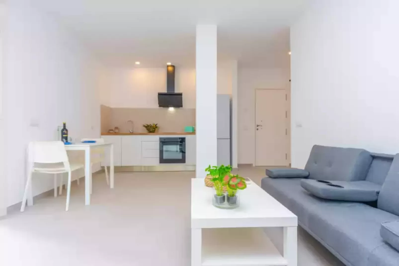 Hugo 2-Living room