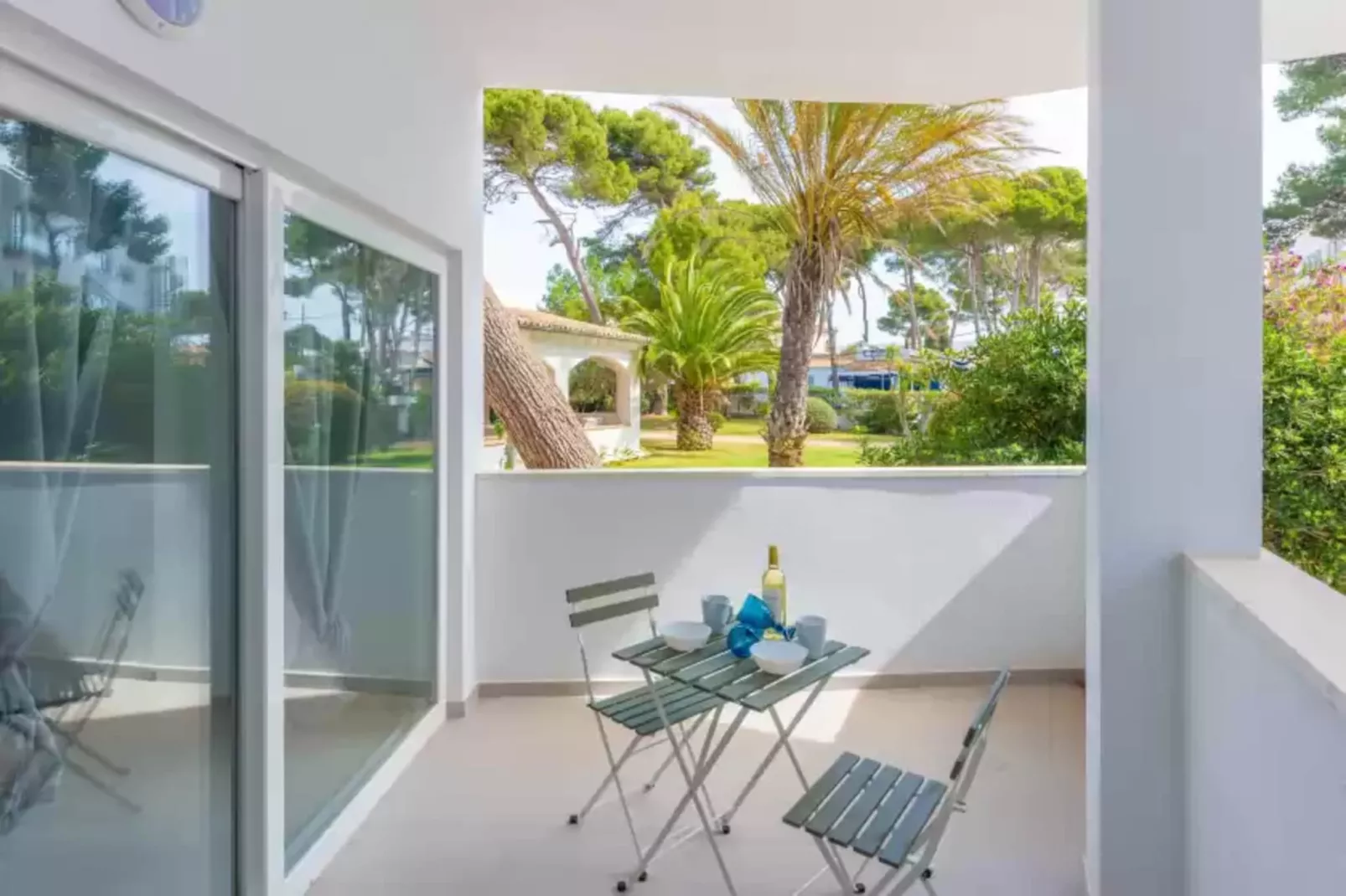 Hugo 2-Terrace balcony