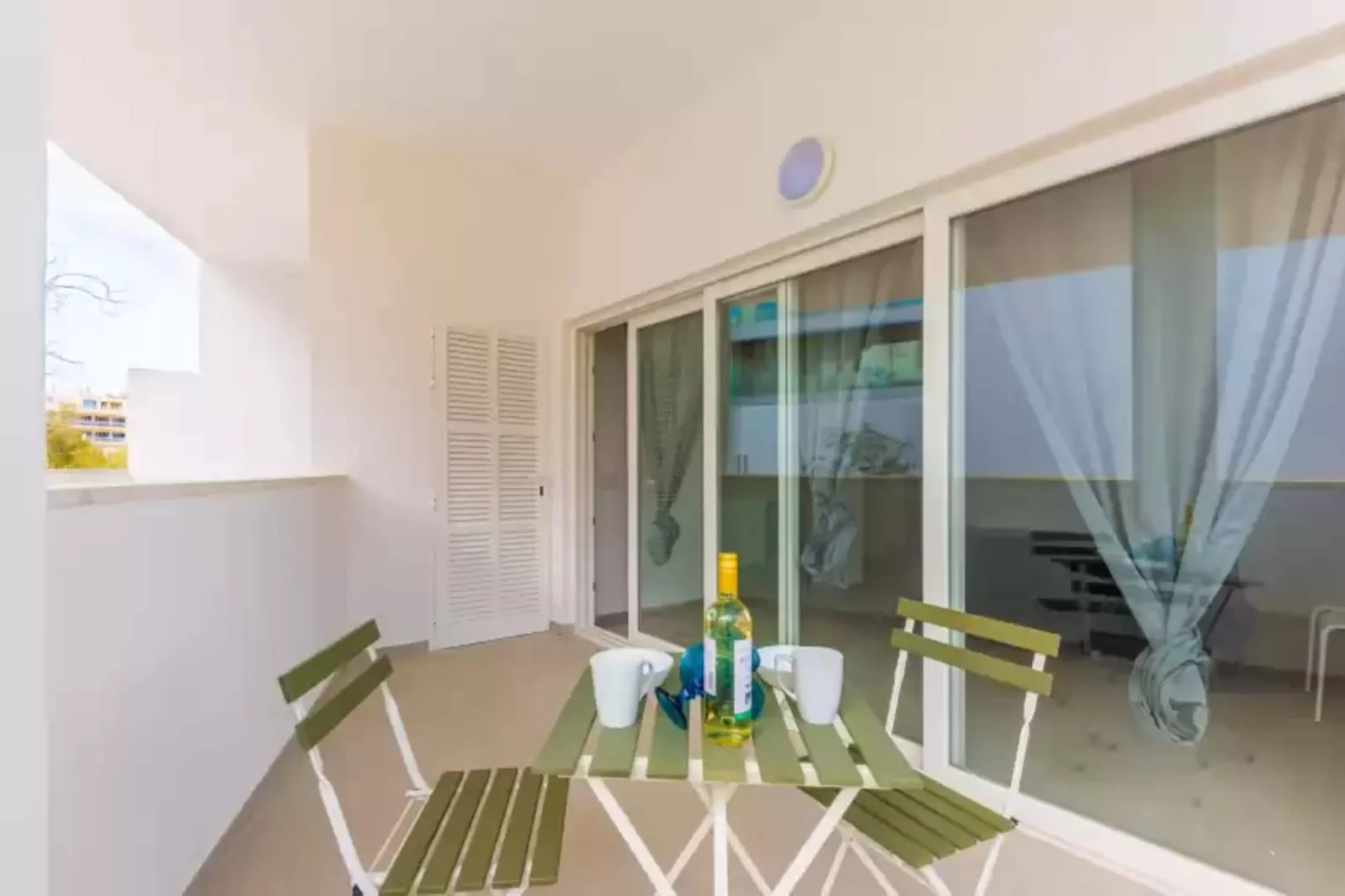 Hugo 2-Terrace balcony