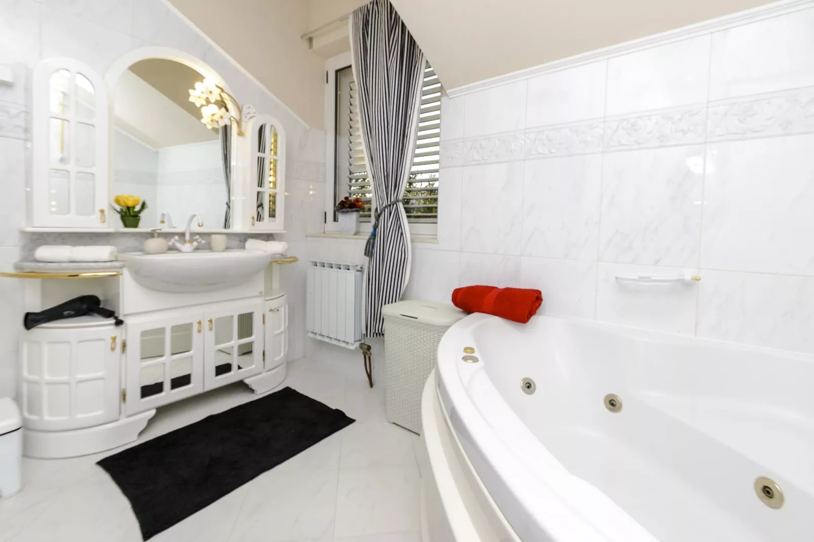 Villa Piano - Four Bedroom Villa with Terrace and Swimming Pool-Bathroom