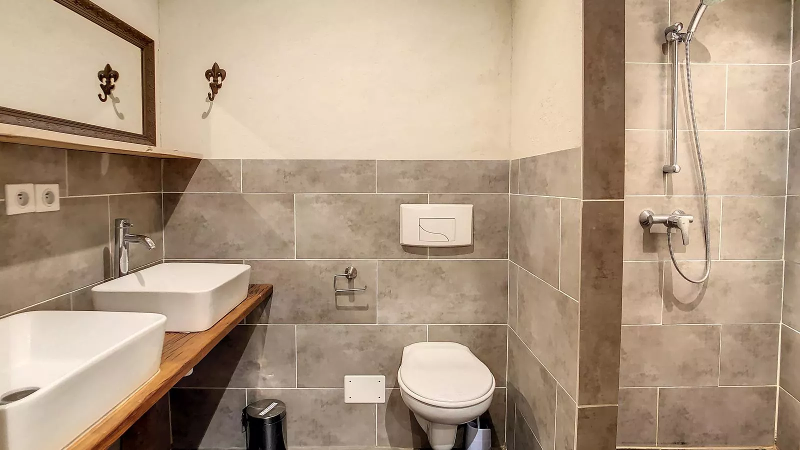 Lauriers-Bathroom