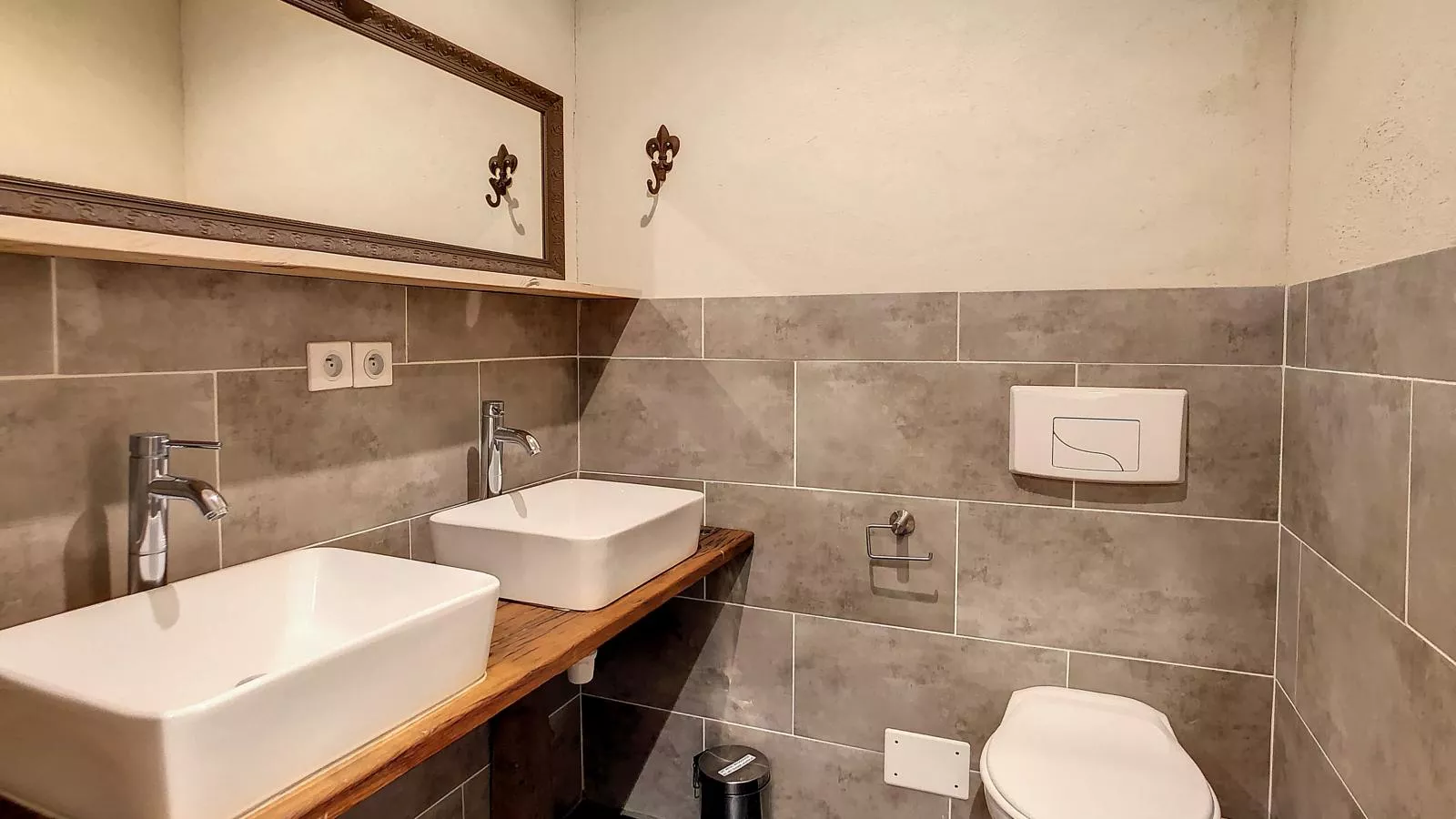 Lauriers-Bathroom